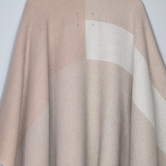 SOIA & KYO Blush Rose Pink Fringe Shawl Scarf Wrap Cardigan Blanket Poncho OS - Picture 13 of 16